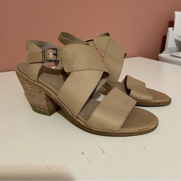 Eileen Fisher Wooden Heel Strappy Wedge Sandal Neutral Beige Size 6 - Picture 2 of 9